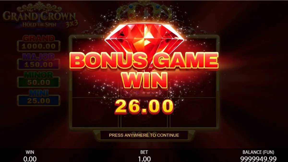 Interface do jogo 3x3 Grand Crown: Hold the Spin com símbolos de frutas e coroas